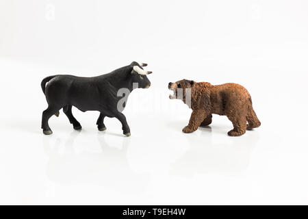 Stock Market, l'échange de titres et le capitalisme concept avec un taureau et l'ours des concepts. Sur fond blanc pour décoration de l'espace de copie. Banque D'Images