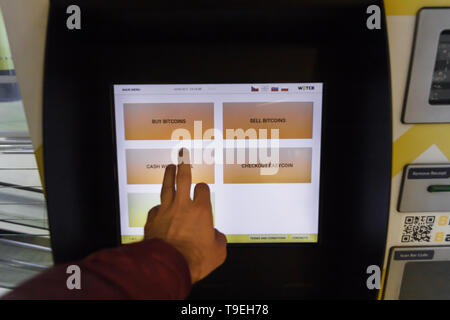 Prague, République tchèque - 18 mai 2019 : machine ATM Bitcoin pour acheter et vendre des cryptocurrency. Homme achète des Bitcoins par ATM, Prague, République tchèque. Un Banque D'Images