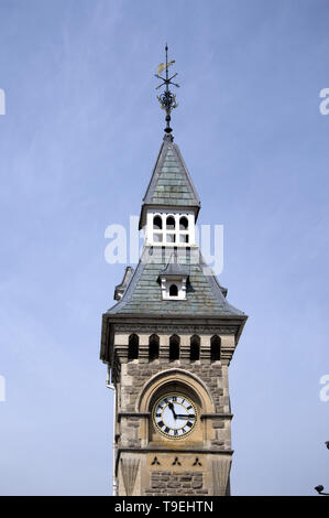 La tour de l'horloge de style gothique victorien qui se trouve à la sortie de Lion Street et Belmont Road à Hay-on-Wye, Powys, Wales, uk Banque D'Images