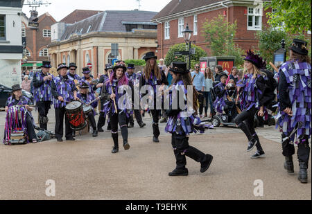 Winchester, Hampshire, England, UK. Mai 2019. Les membres de l'Anonyme de Poole, Dorsetand Morrismen participant à la Winchester annuel Mayfest. Banque D'Images