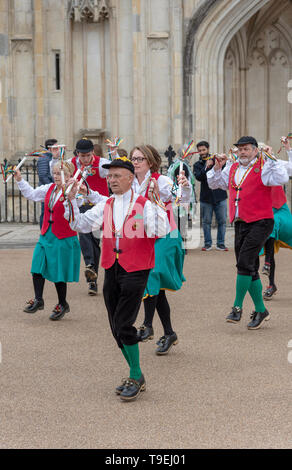 Winchester, Hampshire, England, UK. Mai 2019. L'ancien Boucher mouchetée et Morris Dancers participant à l'assemblée annuelle Mayfest Winchester Banque D'Images