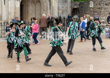 Winchester, Hampshire, England, UK. Mai 2019. Boucher et Morris Dancers participant à l'assemblée annuelle à l'extérieur de la cathédrale de Winchester Mayfest. Banque D'Images