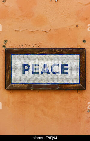 Nicosie, Chypre - 25 janvier 2019 : signe de la paix à la frontière Checkpoint Ledra sur la Ligne Verte à Nicosie Banque D'Images