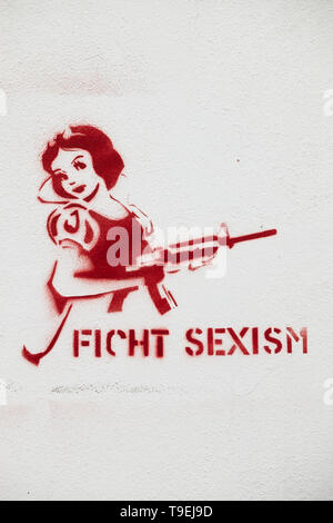 Nicosie, Chypre - 25 janvier 2019 : la lutte contre le sexisme - graffiti pochoir urbain à Nicosia Banque D'Images
