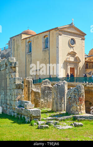 Syracuse, Italie - 17 mars 2019 : ruines du temple d'Apollon et l'église San Paolo à Syracuse, Sicile Banque D'Images