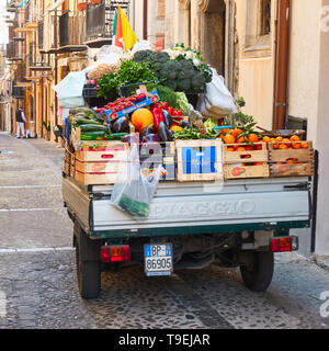 Cefalu, Italie - 19 mars 2019 : des légumes dans la boutique mobile de jardiniers dans la rue dans la vieille ville de Cefalu Banque D'Images