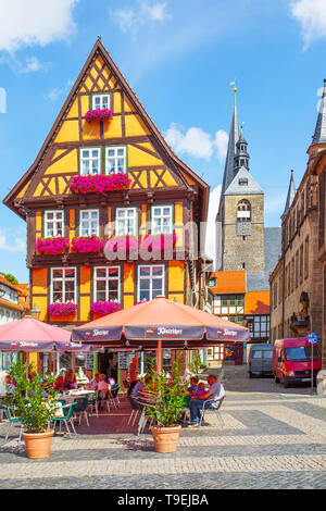 Quedlinburg, Allemagne - le 12 août 2012 : place de la ville et café près de vieille maison à Quedlinburg Banque D'Images