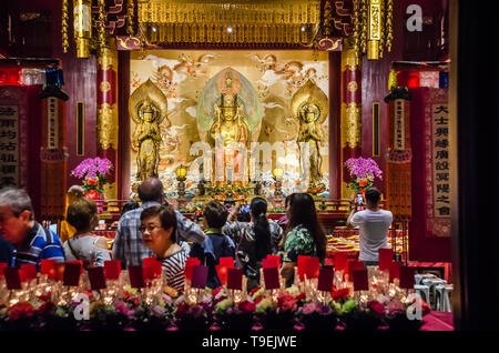 Singapour, Asie - 15 décembre 2018 : autel richement décoré à l'intérieur de la Les cinq étages Buddha Tooth Relic Temple & Museum de Singapour. Banque D'Images