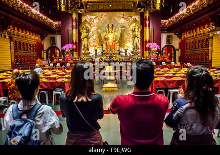 Singapour, Asie - 15 décembre 2018 : autel richement décoré à l'intérieur de la Les cinq étages Buddha Tooth Relic Temple & Museum de Singapour. Banque D'Images