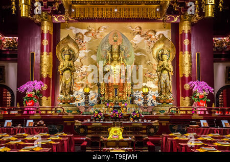 Singapour, Asie - 15 décembre 2018 : autel richement décoré à l'intérieur de la Les cinq étages Buddha Tooth Relic Temple & Museum de Singapour. Banque D'Images