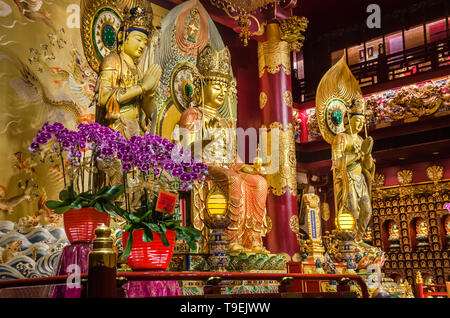 Singapour, Asie - 15 décembre 2018 : autel richement décoré à l'intérieur de la Les cinq étages Buddha Tooth Relic Temple & Museum de Singapour. Banque D'Images