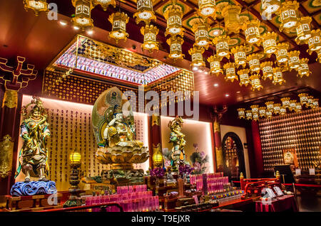 Singapour, Asie - 15 décembre 2018 : autel richement décoré à l'intérieur de la Les cinq étages Buddha Tooth Relic Temple & Museum de Singapour. Banque D'Images