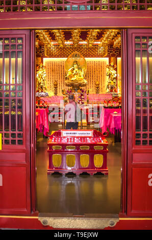 Singapour, Asie - 15 décembre 2018 : autel richement décoré à l'intérieur de la Les cinq étages Buddha Tooth Relic Temple & Museum de Singapour. Banque D'Images