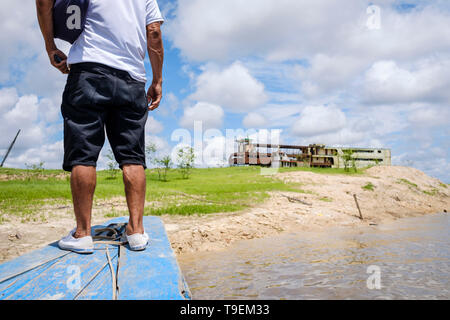 L'homme d'arriver à destination sur un bateau en bois de Bellavista Nanay port fluvial, Amazonie péruvienne, Iquitos, Maynas Province, département de Loreto, Pérou Banque D'Images