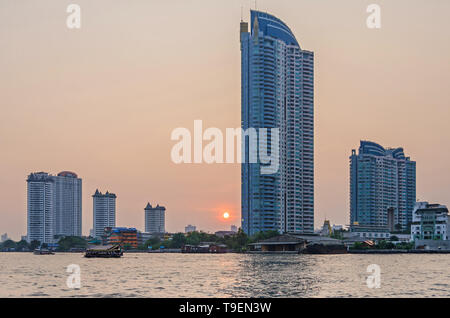 Bangkok, Thaïlande - 18 Avril 2018 : le coucher du soleil et l'horizon de la ville avec ses immeubles modernes, filigrane en copropriété rivière Chaophraya construire deux Banque D'Images