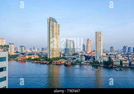 Bangkok, Thaïlande - 18 Avril 2018 : les toits de la ville avec ses bâtiments modernes, entre autres deux rivière Chaophraya filigrane en copropriété construire Banque D'Images