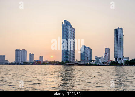 Bangkok, Thaïlande - 18 Avril 2018 : le coucher du soleil et l'horizon de la ville avec ses immeubles modernes, filigrane en copropriété rivière Chaophraya construire deux Banque D'Images