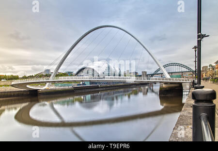 Le Gateshead Millennium Bridge à Newcastle upon Tyne en Grande-Bretagne Banque D'Images