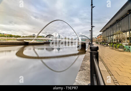 Le Gateshead Millennium Bridge à Newcastle upon Tyne en Grande-Bretagne Banque D'Images