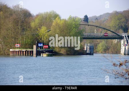 Signes de la rivière sur l'Oise près de Paris en France, en Europe Banque D'Images