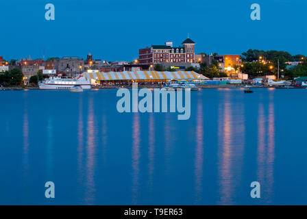 Ville de Kenora au lac des Bois au crépuscule, Kenora, Ontario, Canada Banque D'Images