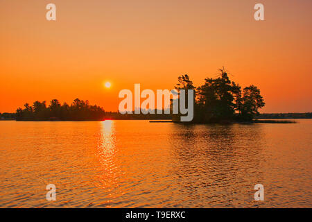 Lever de soleil sur Lake of the Woods District de Kenora (Ontario) Canada Banque D'Images