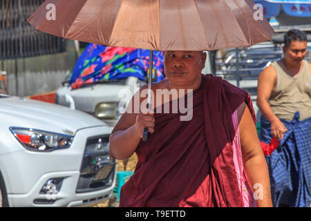 Un moine près de la pagode Shwedagon à Yangon Banque D'Images