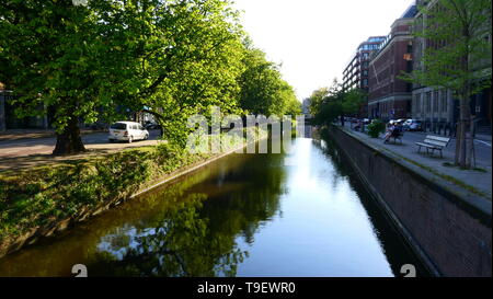 Superbe et typique des canaux et maisons de la ville néerlandaise de La Haye, Pays-Bas Banque D'Images