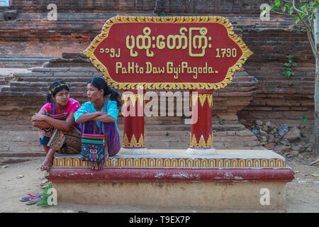 Les femmes assises en face de la pagode Pahtodawgyi Banque D'Images