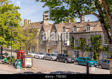 Maisons anciennes en pierre sur la Place du marché dans l'ancienne ville de Cotswold Northleach, Gloucestershire UK Banque D'Images