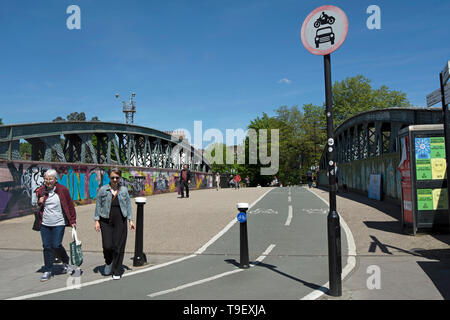 Regents Park overline pont ferroviaire, utilisé par les piétons et les cyclistes, et reliant Camden Town avec Primrose Hill, Londres, Angleterre Banque D'Images