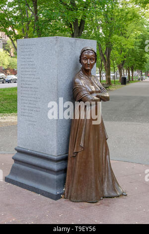 Boston, MA - le 18 mai 2015 : Ce gros plan d'une statue en bronze sur Commonwealth Avenue illustre Abigail Adams Première Dame pour le président John Adams et advoca Banque D'Images