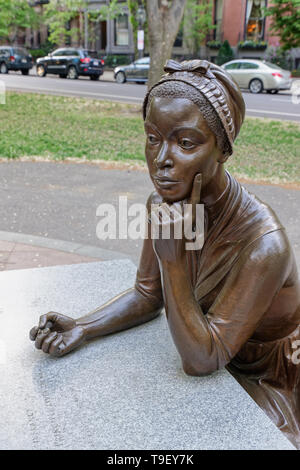 Boston, MA - le 18 mai 2015 : Ce gros plan d'une statue en bronze sur Commonwealth Avenue illustre Phillis Wheatley, la première afro-américaine publiée la FEMA Banque D'Images