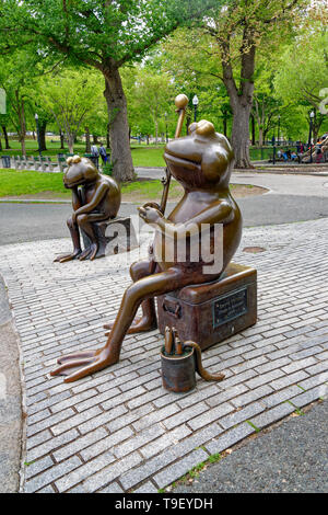 Boston, MA - 20 mai 2015 : 'Les grenouilles en commun" une sculpture en bronze de David Phillips se trouve entre la Mare aux grenouilles et têtards, aire de jeux dans le Boston Common p Banque D'Images