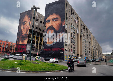 Agoch Jorit, 28, rue napolitaine est artiste de renommée internationale, père et mère néerlandaise. Il crée des peintures murales géantes sur les façades des immeubles de banlieue à travers le monde. Ses œuvres sont présentes à Buenos Aires, Córdoba, Aruba, Santiago du Chili, New York, Miami, Las Vegas, Los Angeles, San Francisco, Shenzhen, Gaza. En Italie Jorit est principalement actif à Naples où il fait d'immenses peintures sur façades aveugles des immeubles de banlieue et aussi dans le centre historique. Banlieue de Naples, San Giovanni a Teduccio trimestre, bâtiments populaires dans Taverna del Ferro. La peinture de Diego Armando Mar Banque D'Images