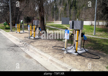 Les stations de recharge électrique pour les voitures électriques, situé à un arrêt de repos au sud de Avola, en Colombie-Britannique. Banque D'Images