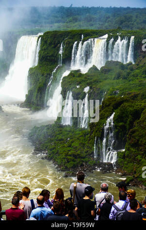 Groupe de personnes en face de Iguazu Falls View de l'Argentine Banque D'Images