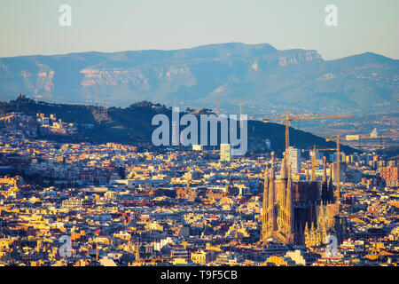 Portrait de la sagrada familia au coucher du soleil à Barcelone, Espagne Banque D'Images