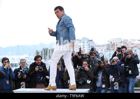 Cannes, France. 18 mai, 2019. Antonio Banderas acteur pose lors d'un photocall pour le film 'Douleurs y Gloria' au 72e Festival du Film de Cannes, France, le 18 mai 2019. Le film espagnol 'Douleurs y Gloria' seront en compétition pour la Palme d'Or avec 20 autres longs-métrages pendant la 72e Cannes Film Festival, qui se tient du 14 au 25 mai. Credit : Zhang Cheng/Xinhua/Alamy Live News source : Xinhua/Alamy Live News Banque D'Images