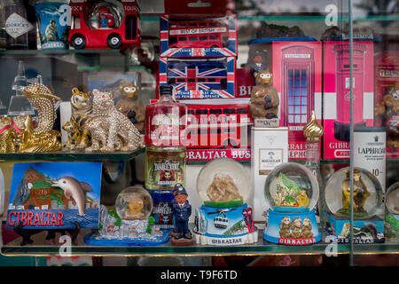 Gibraltar, Gibraltar. 14 mai, 2019. Souvenirs sur l'affichage dans la vitrine d'un magasin sur la rue principale de Gibraltar Crédit : Jordi Boixareu/ZUMA/Alamy Fil Live News Banque D'Images