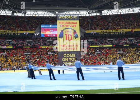 Londres, Angleterre 18 mai Watford soulever leur drapeau lors de la finale de la FA Cup entre Manchester City et Watford au stade de Wembley, Londres, le samedi 18 mai 2019. (Crédit : Jon Bromley | MI News) Credit : MI News & Sport /Alamy Live News Crédit : MI News & Sport /Alamy Live News Banque D'Images