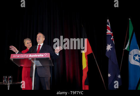 Melbourne, Australie. 18 mai, 2019. Bill raccourcir parle comme il reconnaît la défaite avec son épouse Chloé raccourcir après les résultats de l'élection générale de l'Australie, à Melbourne, Australie, le 18 mai 2019. Bill raccourcir a concédé la défaite du travail dans l'élection fédérale de l'Australie, le samedi soir. Il a également démissionné comme chef du parti travailliste australien (ALP). Credit : Bai Xuefei/Xinhua/Alamy Live News source : Xinhua/Alamy Live News Banque D'Images