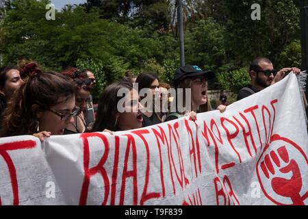 Athènes, Grèce. 18 mai, 2019. Vu les manifestants tenant une bannière tout en criant des slogans pendant la manifestation.Des centaines de femmes activistes ont protesté contre la violence des femmes. Credit : Nikolas Joao/Kokovlis SOPA Images/ZUMA/Alamy Fil Live News Banque D'Images