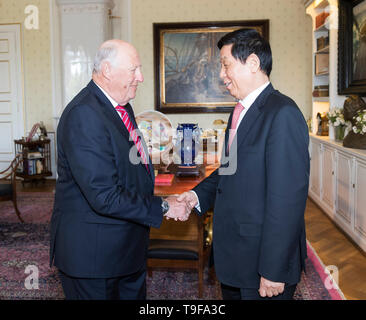 (190518) --OSLO, 18 mai 2019 (Xinhua) -- Li Zhanshu, président du Comité permanent de l'Assemblée populaire nationale (APN), rencontre avec le roi Harald V de Norvège à Oslo, Norvège, le 16 mai 2019. Haut de la Chine Li Zhanshu législateur payé une visite amicale en Norvège du 15 au 18 mai, dans l'espoir de favoriser le développement de liens Sino-Norwegian à marquer plus de progrès. (Xinhua/Huang Jingwen) Banque D'Images