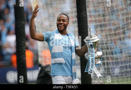 Londres, Royaume-Uni. 18 mai 2019 Manchester City's Raheem Sterling célèbre la victoire avec la FA Cup au cours de la Unis finale de la FA Cup entre Manchester City et Watford au stade de Wembley à Londres. 18 mai 2019. Usage éditorial uniquement. Pas d'utilisation non autorisée avec l'audio, vidéo, données, listes de luminaire, club ou la Ligue de logos ou services 'live'. En ligne De-match utilisation limitée à 120 images, aucune émulation. Aucune utilisation de pari, de jeux ou d'un club ou la ligue/dvd publications. Credit : James Boardman / Alamy Live News Banque D'Images