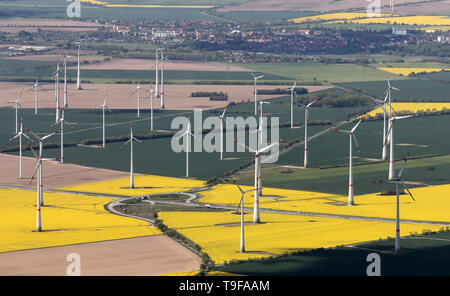 Altentreptow, Allemagne. 14 mai, 2019. Il y a un grand parc éolien à droite et à gauche de l'autoroute a20. Crédit : Bernd Wüstneck/dpa-Zentralbild/dpa/Alamy Live News Banque D'Images