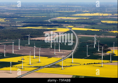 Altentreptow, Allemagne. 14 mai, 2019. Il y a un grand parc éolien à droite et à gauche de l'autoroute a20. Crédit : Bernd Wüstneck/dpa-Zentralbild/dpa/Alamy Live News Banque D'Images