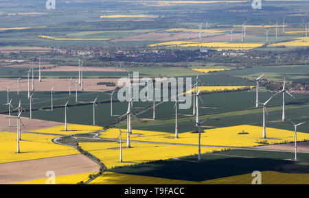 Altentreptow, Allemagne. 14 mai, 2019. Il y a un grand parc éolien à droite et à gauche de l'autoroute a20. Crédit : Bernd Wüstneck/dpa-Zentralbild/dpa/Alamy Live News Banque D'Images