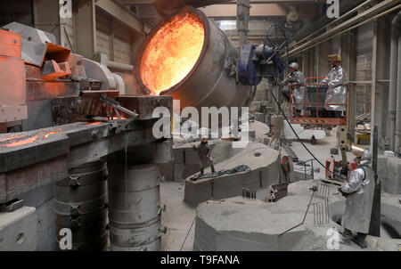 Waren, Allemagne. Le 08 mai, 2019. Dans la fonderie de Mecklenburger Metallguss GmbH MMG, 165 tonnes d'aluminium bronze avec une température d'environ 1 170 degrés sont exprimés en un énorme moule pour une hélice de bateau. L'hélice d'un grand cargo container coréen sera plus tard ont un diamètre de 10,40 mètres et pèse 117 tonnes. Moins d'un an après son passage à l'indépendance, la MMG se voit s'accélère à nouveau. Crédit : Bernd Wüstneck/dpa/Alamy Live News Banque D'Images