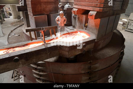 Waren, Allemagne. Le 08 mai, 2019. Dans la fonderie de Mecklenburger Metallguss GmbH MMG, 165 tonnes d'aluminium bronze avec une température d'environ 1 170 degrés sont exprimés en un énorme moule pour une hélice de bateau. L'hélice d'un grand cargo container coréen sera plus tard ont un diamètre de 10,40 mètres et pèse 117 tonnes. Moins d'un an après son passage à l'indépendance, la MMG se voit s'accélère à nouveau. Crédit : Bernd Wüstneck/dpa/Alamy Live News Banque D'Images